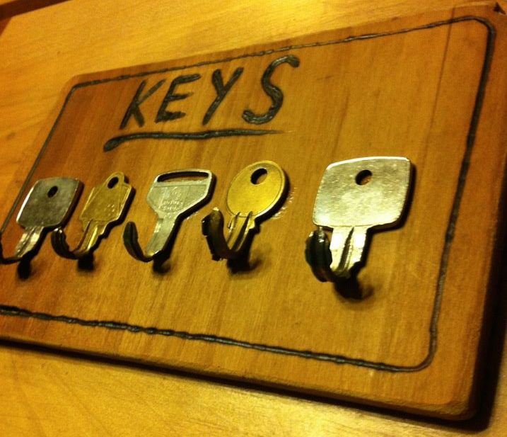 Colgador de llaves decorado mediante pirógrafo