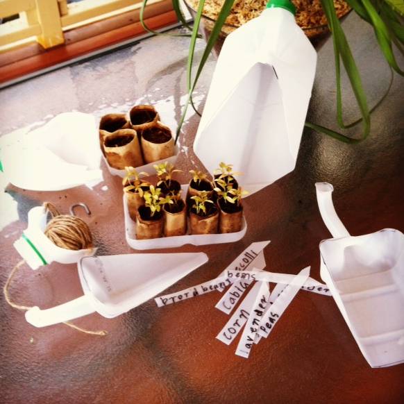 Kit de Jardinería a partir de una botella de plástico creado por Melissa Barnett
